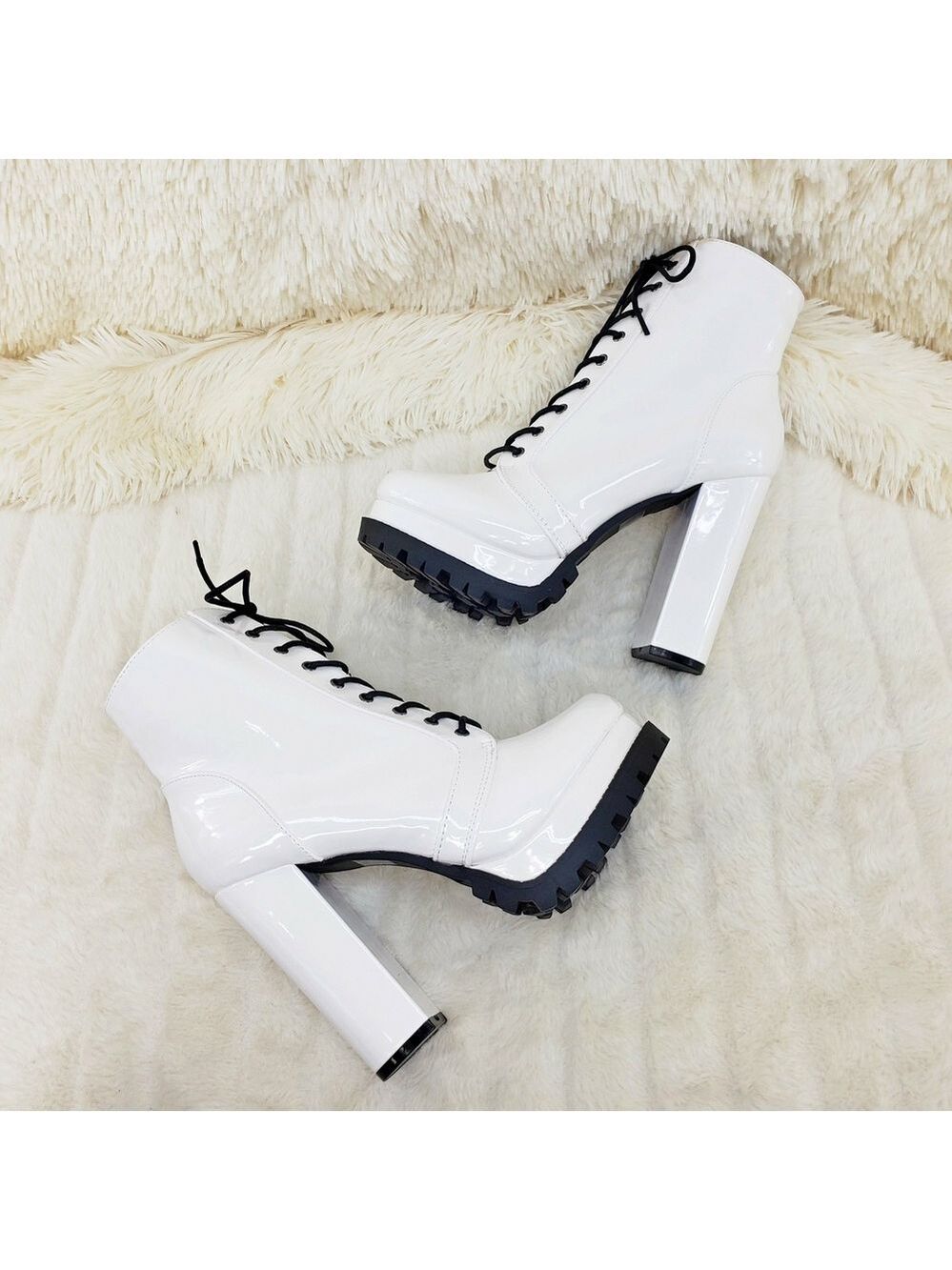 NIB Wild Diva Vivian White Patent Chunky Heel Platform Ankle Boots